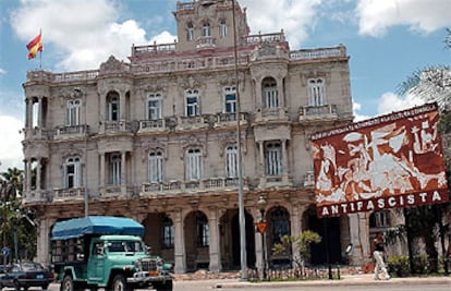 Imagen del <i>Guernica</i> instalado al lado de la Embajada de España en La Habana.