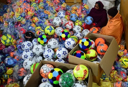 Mujeres indias empaquetan balones de fútbol en una fábrica en Jalandhar (India).