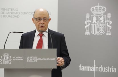 El ministro de Hacienda,Crist&oacute;bal Montoro, durante su intervenci&oacute;n tras la firma de la renovaci&oacute;n por un a&ntilde;o del Protocolo de Colaboraci&oacute;n en materia de sostenibilidad e innovaci&oacute;n entre el ministerio de Haciena, el ministerio de Sanidad y Farmaindustria