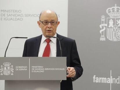 El ministro de Hacienda,Crist&oacute;bal Montoro, durante su intervenci&oacute;n tras la firma de la renovaci&oacute;n por un a&ntilde;o del Protocolo de Colaboraci&oacute;n en materia de sostenibilidad e innovaci&oacute;n entre el ministerio de Haciena, el ministerio de Sanidad y Farmaindustria