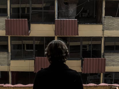 Una mujer mira un edificio de la Unidad Tlalpan, afectada por el sismo.