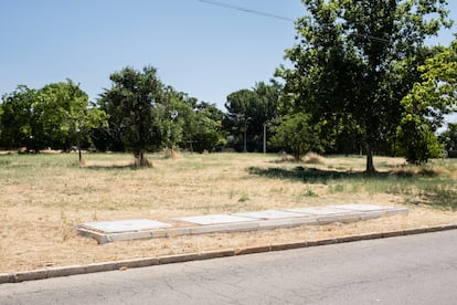 Antigua instalación de cubos de basura que han sido retirados.