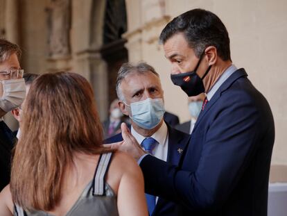 El presidente del Gobierno, Pedro Sánchez (a la derecha), conversa con los presidentes de la Comunidad Valenciana, Canarias y Baleares -Ximo Puig, Ángel Víctor Torres (de frente) y Francina Armengol- en San Millán de la Cogolla, La Rioja, en julio de 2020.