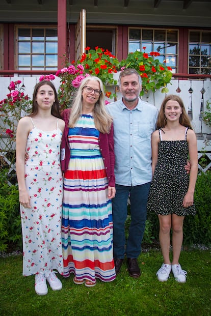 Ingrid y Jorge con sus dos hijas, Erika (izquierda, 16 años) y Frida (derecha, 14 años), en Molde (Noruega), donde viven, en 2020. 