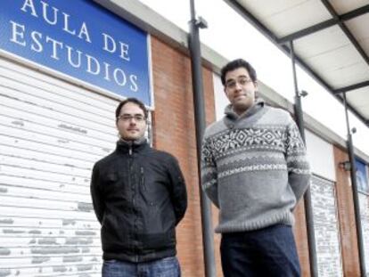 Álvaro Sola y Jonathan Ban-Magen, frente al aula de estudios que ahora es una sala de rezos.