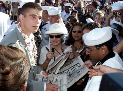 Josh Hartnett dá autógrafos na estreia de ‘Pearl Harbour’, o filme que o transformaria em um astro, em 2001.