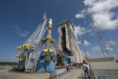 Un cohete Soyuz, en su nueva plataforma de lanzamiento en Kourou (Guayana Francesa).