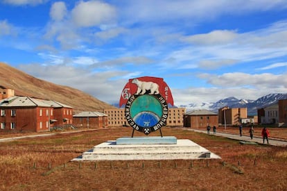 Los zorros árticos y los osos polares merodean por las calles vacías de Pyramiden, un antiguo asentamiento minero soviético en las islas Svalbard, un archipiélago del Ártico bajo soberanía noruega. En la década de 1980, llegaron a vivir allí más de mil rusos y ucranianos, pero tras el cierre de las minas, en 1998, Pyramiden fue abandonado, convirtiéndose en un pueblo fantasma anclado en la URSS de los años ochenta. Arktikugol, la sociedad estatal rusa que explotó sus recursos durante más de medio siglo, ha reabierto el hotel local intentando reconvertir el lugar en un destino de turismo de aventura.