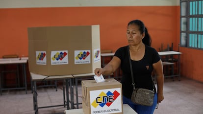 Una mujer emite una papeleta de voto en un ensayo para las elecciones regionales en Caracas, el 10 de mayo 2025.