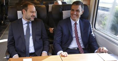 El presidente en funciones, Pedro Sánchez, acompañado por el ministro de Fomento José Luis Ábalos, durante el viaje inaugural del AVE Madrid-Antequera-Granada.