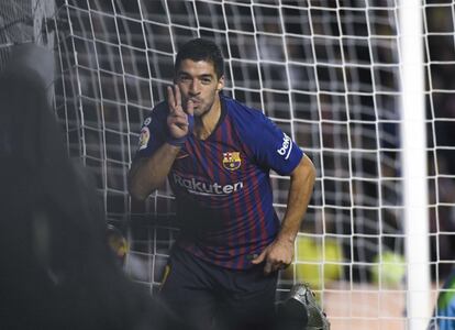 Luis Suárez celebra el tercer gol del Barcelona en el minuto 89