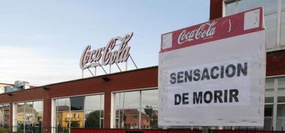 Carteles contra el cierre en la planta embotelladora de Coca-Cola en Colloto (Asturias)