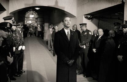 Barack Obama espera el momento para dirigirse al estrado del Capitolio, en Washington, para tomar juramento como el presidente 44 de los Estados Unidos el 20 enero de 2009.