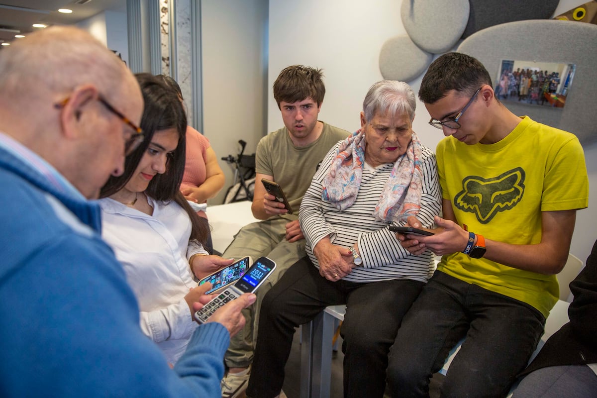 Pamplona: Jóvenes y Mayores Aprenden Juntos a Dominar la Tecnología y Combatir las Noticias Falsas