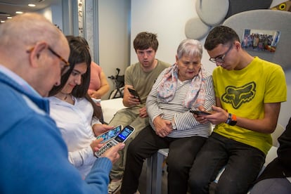 Alumnado con discapacidad de la FP intercambia experiencias con jubilados sobre la tecnología. 