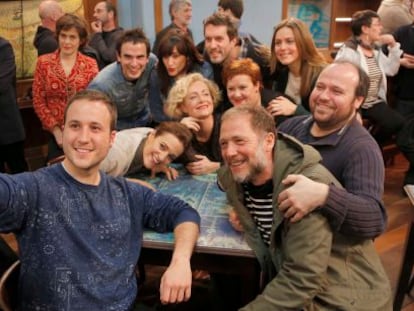 Un grupo de actores de 'Goenkale' posan este miércoles para un 'selfie'.