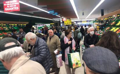 El anuncio de la Comunidad de Madrid de cerrar las escuelas durante 15 días, ha llevado a muchas familias a comprar todo tipo de productos en previsión de nuevas medidas más restrictivas.