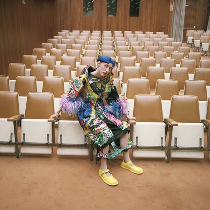 Vestido, sombrero y zapatos de Maison Margiela y medias de Wolford. La modelo lleva iluminador Touche Éclat, de Yves Saint Laurent Beauté.