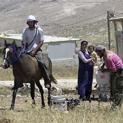 Un grupo de colonos judíos, ayer, en el asentamiento Tekoa, situado al sur de la ciudad palestina de Belén.