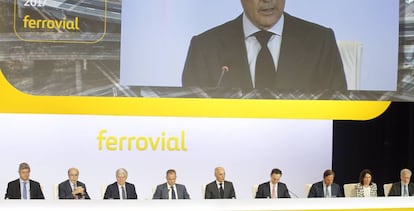El presidente de Ferrovial, Rafael del Pino, durante su intervención en la junta de accionistas del grupo, celebrada esta mañana en Madrid.