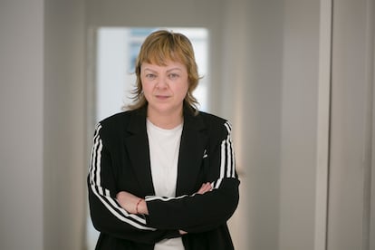 La artista multidisciplinar Marina Vargas retratada en la Galería Fernando Pradilla de Madrid.