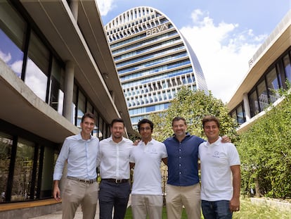 Varios directivos de BBVA Spartk junto a los cofundadores de Payflow en la sede del banco en Madrid.