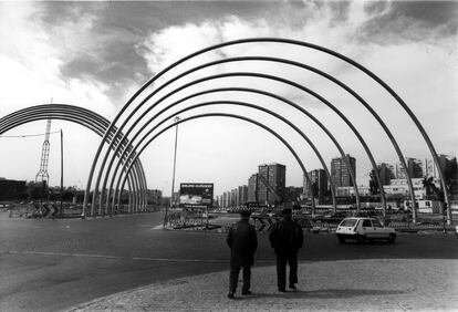 Una imagen de la avenida de la Ilustración de Madrid con los arcos de acero inoxidable, obra de Andreu Alfaro, 1990.