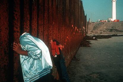 Fotografía <i>Playa de Tijuana, B. C. Valla fronteriza </i>(1995), de Alex Webb (Magnum Photos).