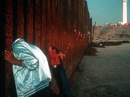Fotografía <i>Playa de Tijuana, B. C. Valla fronteriza </i>(1995), de Alex Webb (Magnum Photos).