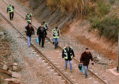 Miembros de los Tedax (grupos operativos de desactivación de explosivos) de la policía, ayer, tras desactivar una bomba en la línea férrea Zaragoza-Caspe-Barcelona.