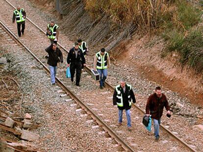 Miembros de los Tedax (grupos operativos de desactivación de explosivos) de la policía, ayer, tras desactivar una bomba en la línea férrea Zaragoza-Caspe-Barcelona.