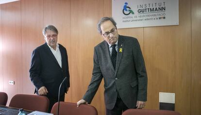 El director gerente del instituto Guttmann y el presidente Quim Torra.