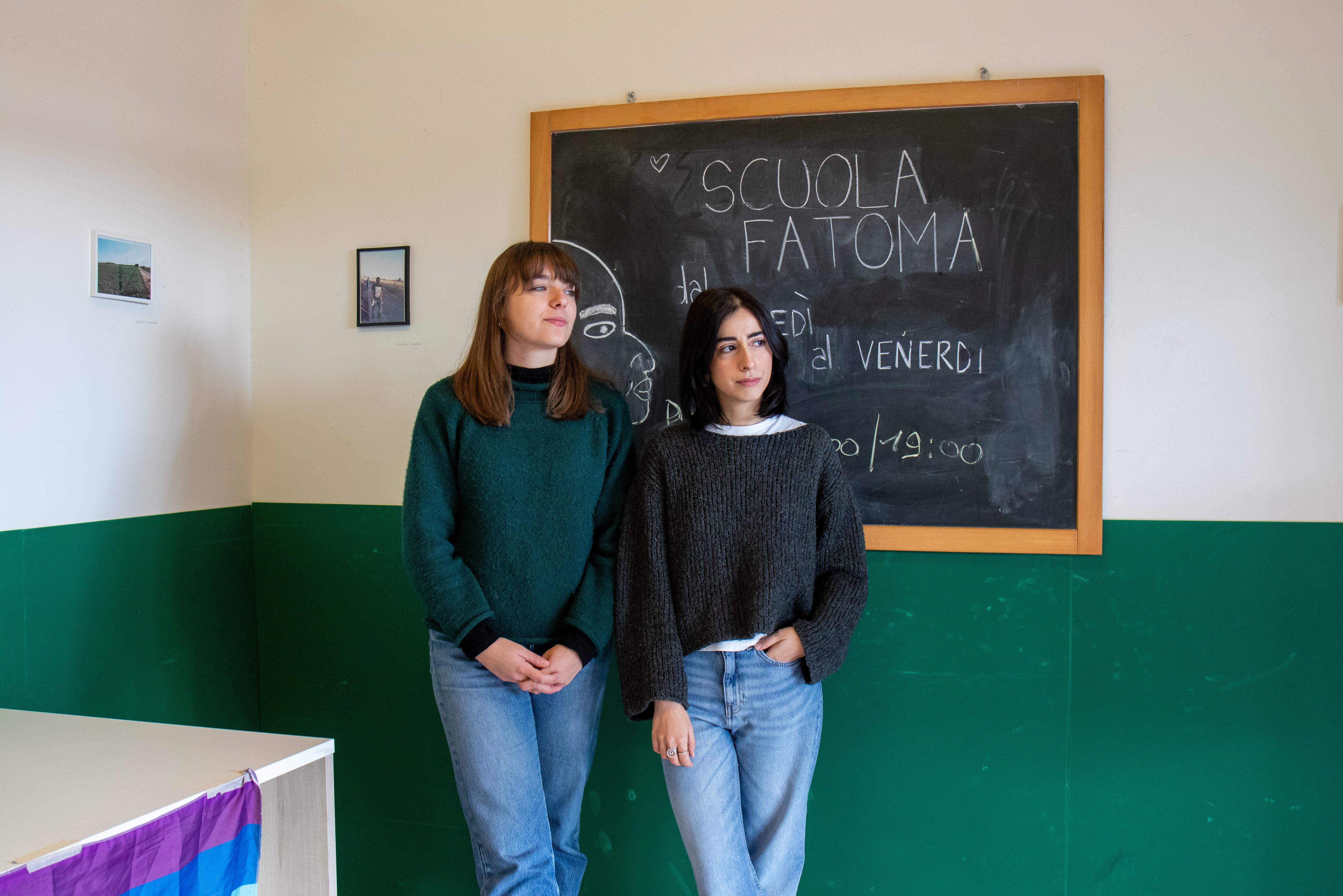 Maddalena Fabbi y Martina Di Girolamo, dos de las responsables de la escuela Fatoma, de Borgo Mezzanone, que da clases de italiano a los migrantes que viven en el poblado ilegal situado cerca del pueblo. 