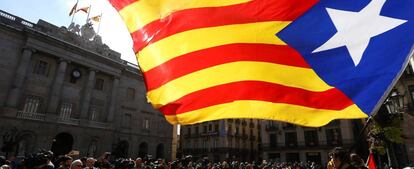 Ambiente ante el Palau de la Generalitat, en el primer día laborable tras la puesta en marcha del artículo 155 de la Constitución,