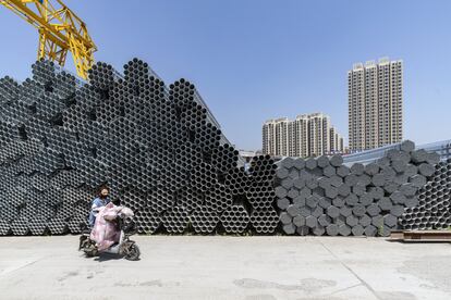 Alambrón de acero en un mercado comercial en Jinan, China, en mayo de 2024.