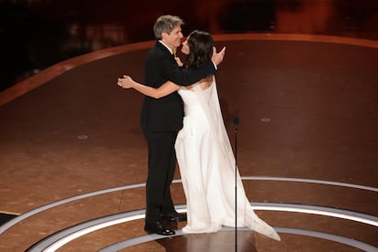 Walter Salles recibe el primer Oscar ganado otorgado a una película brasileña de manos de Penélope Cruz, este domingo en el teatro Dolby.