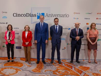 MADRID , 13/06/2023.- El rey Felipe VI, la ministra de Defensa, Margarita Robles (2i) y la vicepresidenta económica, Nadia Calviño (3i) entre otros asistentes, a su llegada al acto de celebración del 45 aniversario del diario Cinco Días, este martes en Madrid. EFE/ Mariscal
