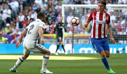Filipe Luis encara a Carvajal, durante el derbi del Bernabéu.