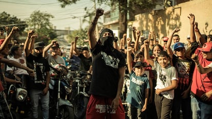 Eme MalaFe en una imagen la serie ‘Santos’ en Ciudad de México.