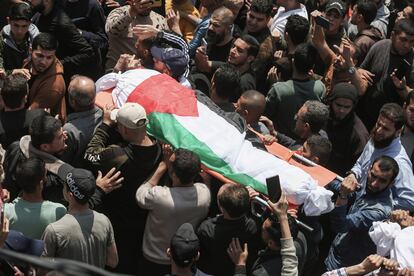 Los civiles transportan el cuerpo de los asesinados por los ataques aéreos israelíes, este martes.