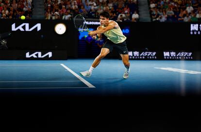 Carlos Alcaraz devuelve de revés durante el partido contra Gasquet en la Rod Laver Arena.