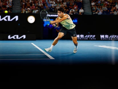 Carlos Alcaraz devuelve de revés durante el partido contra Gasquet en la Rod Laver Arena.