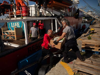 La tripulación del barco 'Open Arms' estiba el barco justo antes de su salida hacia Gaza cargado con 200 toneladas de ayuda humanitaria.