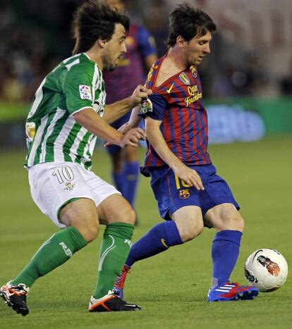 Messi protege el balón ante Beñat.