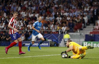 Oblak (a la derecha) para un disparo de Cristiano Ronaldo (en el centro).