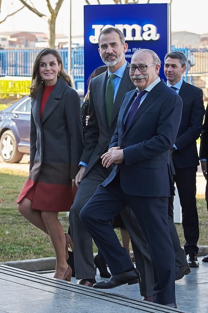 Los Reyes junto a Fructuoso López visitando las instalaciones de Joma en Toledo.