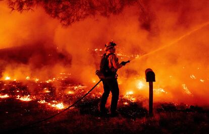 Un bombero del condado de Butte intenta apagar las llamas.