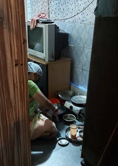Snehal Vejay Nachare, una vendedora de comida callejera de Mumbai (India), prepara sus famosas 'omelettes' en su pequeño apartamento. A diferencia de otros compañeros, ella ha podido seguir vendiendo sus productos a sus vecinos a pesar de haber gastado todos sus ahorros durante el confinamiento.