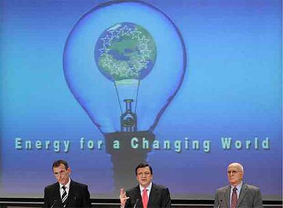Durão Barroso (centro) y los comisarios de Energía, Andris Piebalgs (izquierda), y de Medio Ambiente, Stavros Dimas.