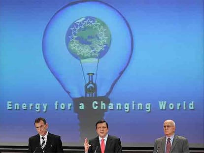 Durão Barroso (centro) y los comisarios de Energía, Andris Piebalgs (izquierda), y de Medio Ambiente, Stavros Dimas.